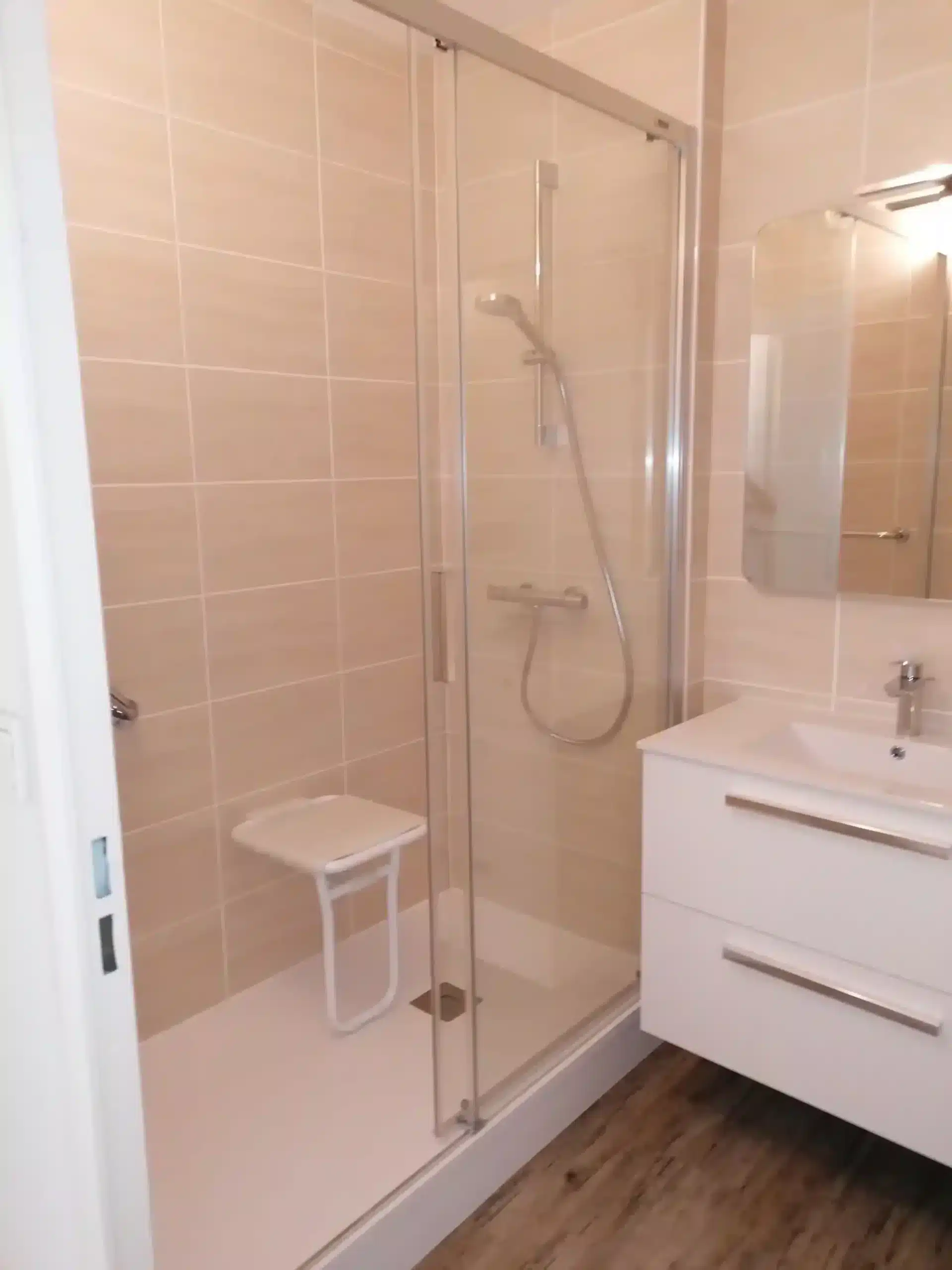 installation salle de bain avec douche PMR