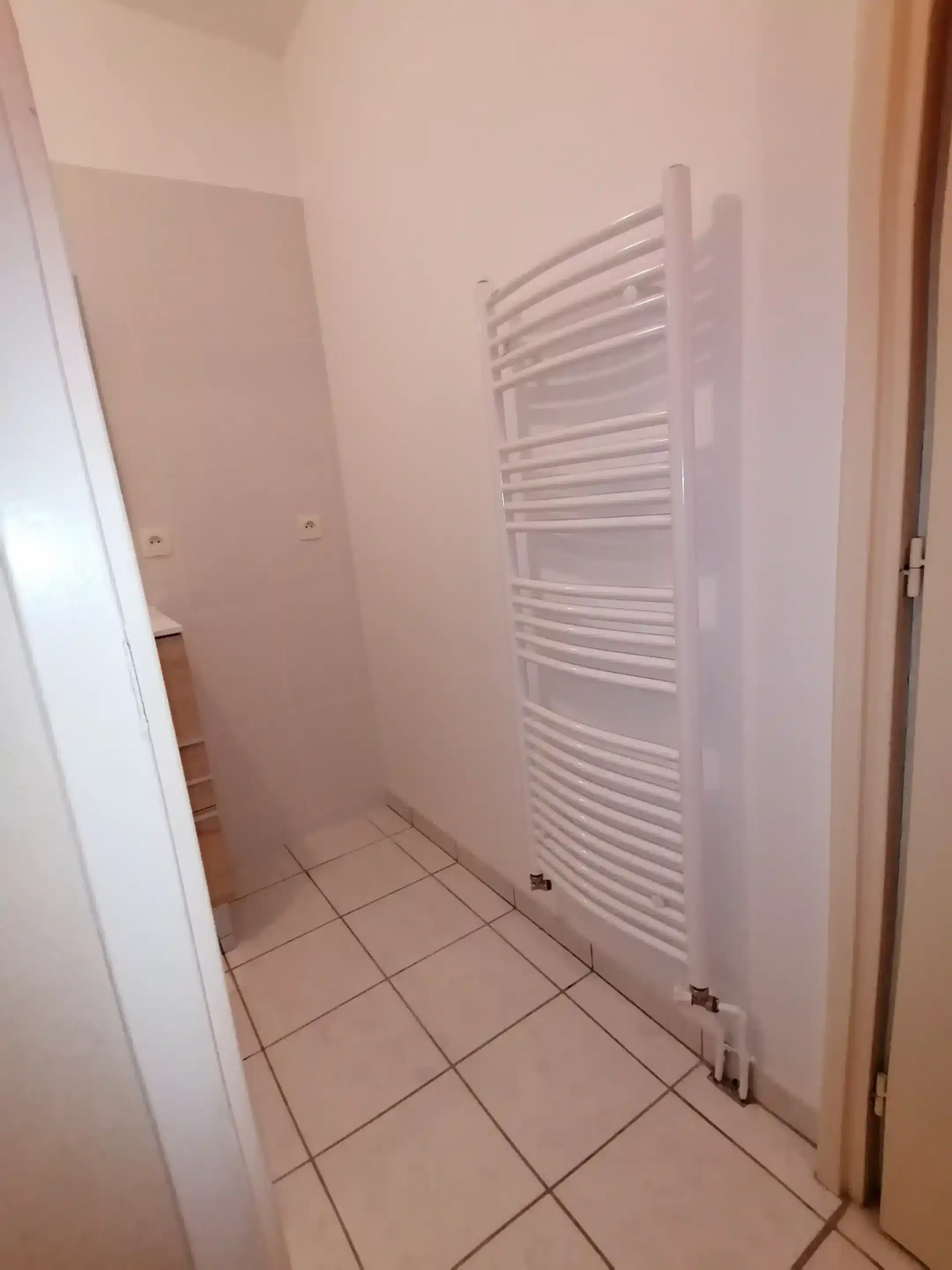 installer-radiateur-seche-serviettes-a-eau-chaude-a-Vertou