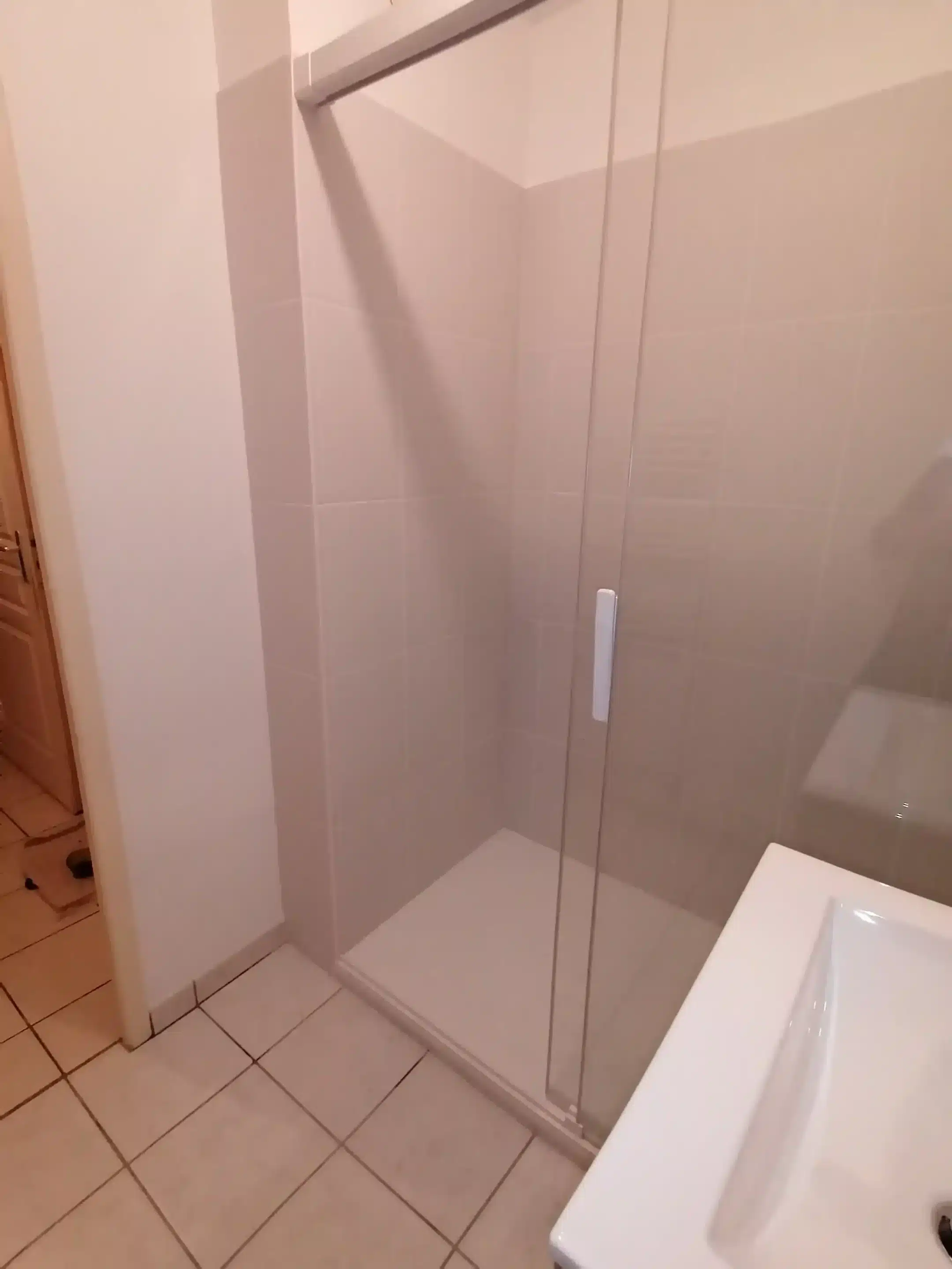 installer-une-porte-de-douche-coulissante-a-Vertou