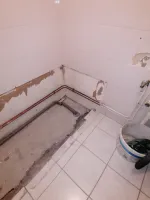salle de-bain après le démontage de la baignoire et le lavabo à Vertou salle de-bain après le démontage de la baignoire et le lavabo à Vertou